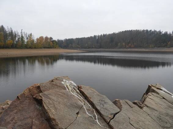 Sečská přehrada odhalila dno. Návštěvníci mohou spatřit dávno skryté scenérie