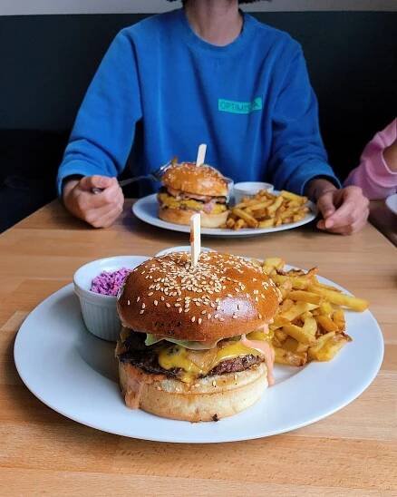 Kde si dáš v Bratislave najlepší burger? Zostavili sme pre teba top 10!