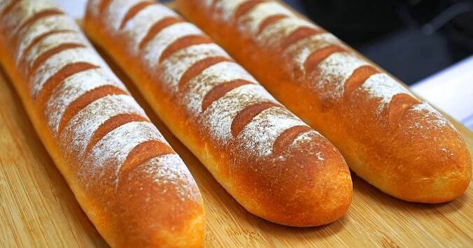 Miluju tento recept na domácí francouzské bagety: Na povrchu jsou křupavé a uvnitř úžasně měkké. Takové jsem v pekárně nikdy nesehnala