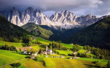  Alpen Hintergrundbild 2560x1600. Dorf in den italienischen Alpen 4K Hintergrundbild herunterladen