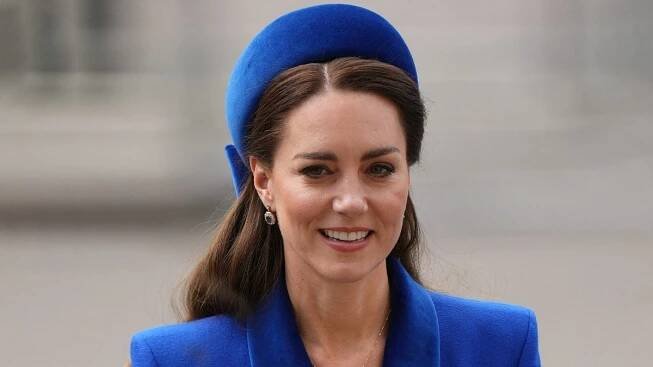 Vévodkyně Kate se sladila do modré na podporu Ukrajiny a vynesla šperky po princezně Dianě