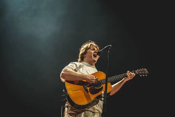 Recenze: Rádiové hity a přisprostlé vtipy. Lewis Capaldi byl v O2 areně perfektní