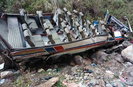 V Peru se zřítil autobus do rokle, zemřelo nejméně 27 dělníků