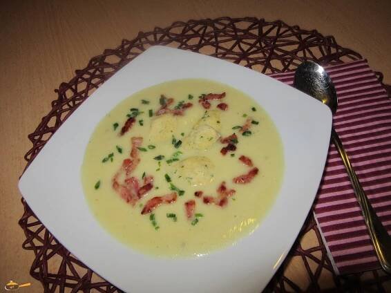 Celerová krémová polévka s polentovo-sýrovými noky