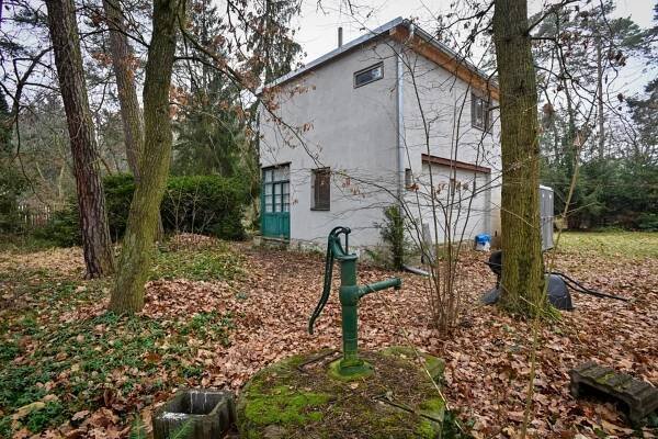 Obrazem: Na mimořádné otevření Hrabalovy chaty v Kersku přišlo skoro tisíc lidí