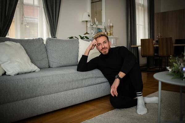 Podívejte se, jak bydlí známý kadeřník Tomáš Arsov. Navštívili jsme jeho byt v centru Prahy