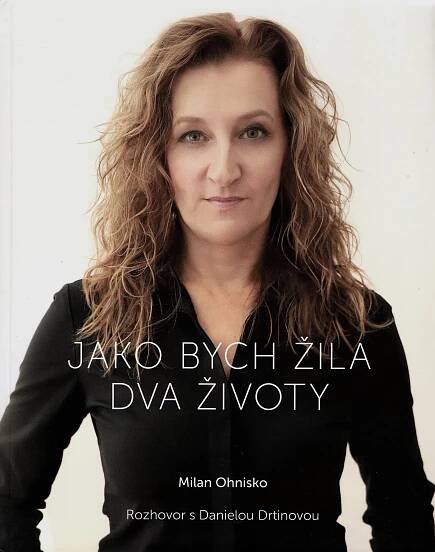 Daniela Drtinová stojící.