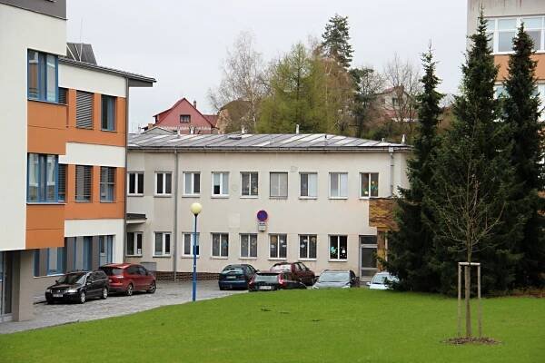 Nemocniční pavilon čekající na demolici přilákal pár poštolek