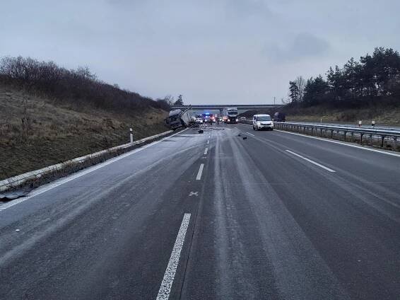 FOTO: Zablokovaná dálnice D1 od Brna, u Říčan havarovaly dva kamiony