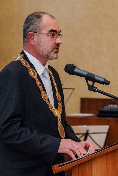 Cenu města Plzně získal vědec Jaroslav Hrabák, předány byly i plakety s pečetí : Plzeň - oficiální informační server města