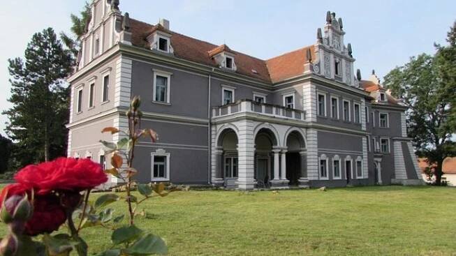 Zrekonstruovaný historický zámek (1 656 m²) v lázeňské obci Mšené-lázně s pozemkem o rozloze 7 254 m² se prodává za 34 000 000 Kč.
