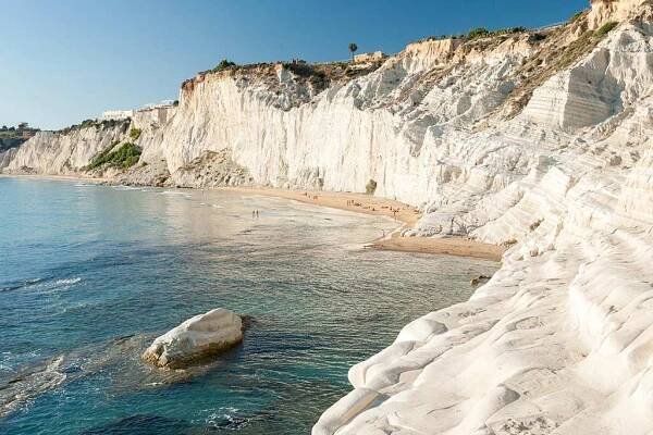 Image of the white Scala dei Turchi cliffs in Sicily Italy