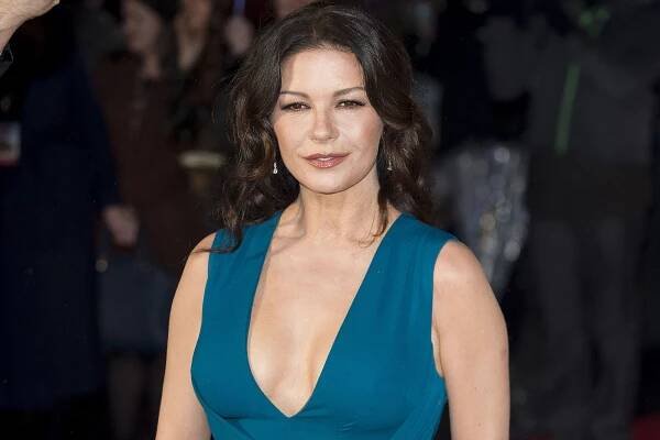 LONDON, ENGLAND - JANUARY 26: Catherine Zeta-Jones attends 'Dad's Army' World Premiere on January 26, 2016 in London, United Kingdom. (Photo by Mark Cuthbert/UK Press via Getty Images)