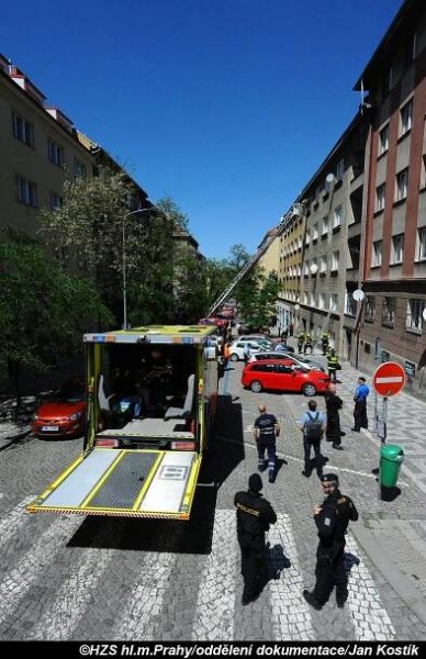 Během požáru pokoje bytu v pražském Žižkově hasiči zachránili 12 osob a psa | POŽÁRY.cz - ohnisko žhavých zpráv | hasiči