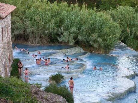 V Saturnii se můžete vykoupat v sirné vodě o stabilní teplotě 37,5 °C