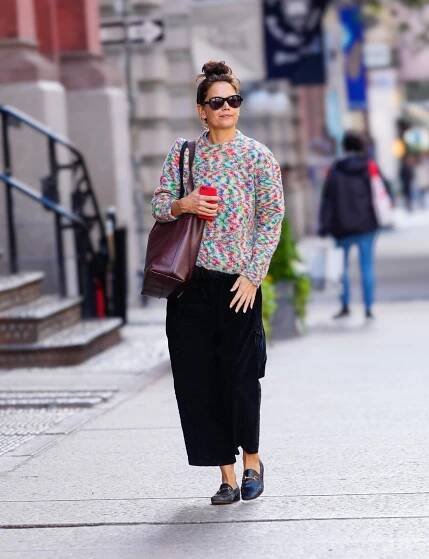 Čas svetrů je tu. Inspirujte se Katie Holmes, Amandou Holden a dalšími šik dámami