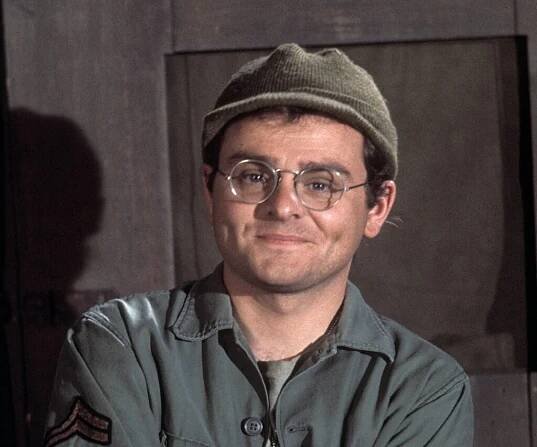 Jeho Radar v seriálu M*A*S*H byl oblíbený, na place byl však Gary Burghoff, který brzy oslaví 80, vyhořelý a protivný