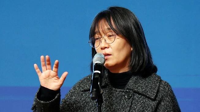 Jihokorejská spisovatelka Han Kang, autorka románu Vegetariánka, je letošní držitelkou Nobelovy ceny za literaturu