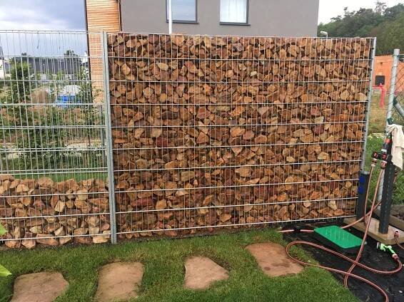 Sypaný gabion svépomoci - Plot | Modrastrecha.cz