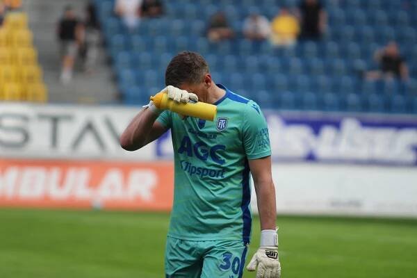 Hradec vyhrál vinou chyby veterána Grigara. V Teplicích smutnil i zpěvák Neckář