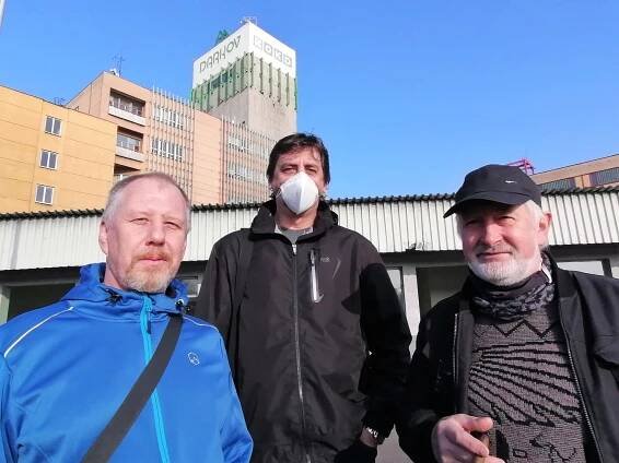 Parta havířů z Dolu Darkov, která má 800 metrů pod zemí na starost dopravu. Uprostřed Tomáš Motl (na šachtě dělá 29 let), vlevo Jaroslav Dlouhý (na dole pracuje 34 let).