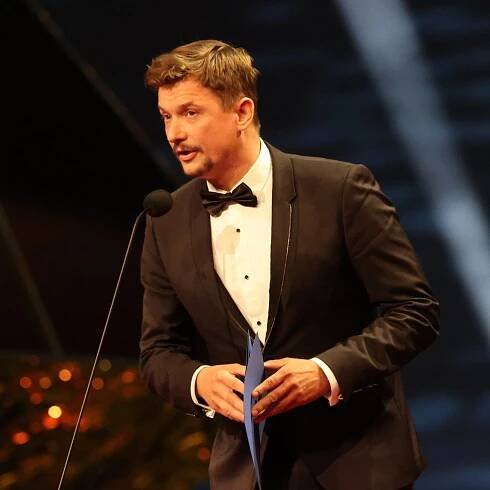Pletky mezi herci? Líbačka Němce s Měcháčkem a ruka šmátralka na zadku