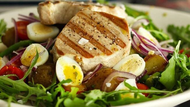 Salát Niçoise s grilovaným steakem z tuňáka, bramborami a zelenými fazolkami