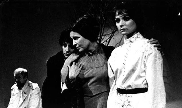 Zdena Bittlová (Máša), Irena Poledníková (Olga) a Lída Vlášková (Irena) s Karlem Dellapinou (Čebutykin). Foto Miroslav Tůma