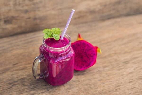 smoothies červeného organického dračího ovoce na starém dřevěném pozadí - red dragon fruit - stock snímky, obrázky a fotky