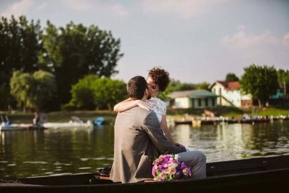 Bezplatný obrázek: romantický, milostný vztah, Polibek, jezera, loď, objetí, náklonnost, objímání, láska, emoce