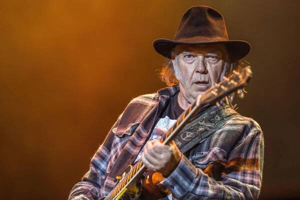 Neil Young: *12.11.1945, kanadský zpěvák a kytarista