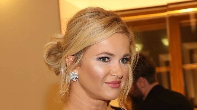 Akční dovolená Moniky Babišové: Španěly dráždila v krajkových šatech s odvážným výstřihem. Nezalekla se ani býka