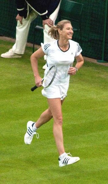 Soubor:Steffi Graf (Wimbledon 2009) 7.jpg – Wikipedie