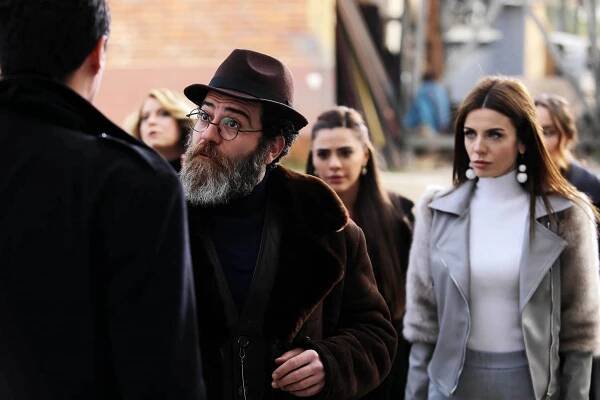 Şevkat Yerimdar - Fabrika Ayarlarımla Sev Beni - Z filmu - Burak Demir, Başak Parlak