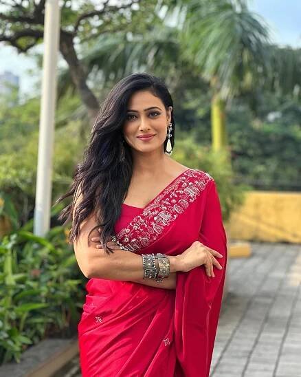Shweta Tiwari - Shoulder, Plant, Smile, Sleeve, Temple, W...