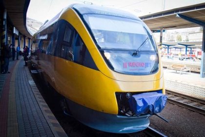 RegioJet nasadil z Komárna do Bratislavy novú vlakovú súpravu, spoj s ministrom Érsekom meškal