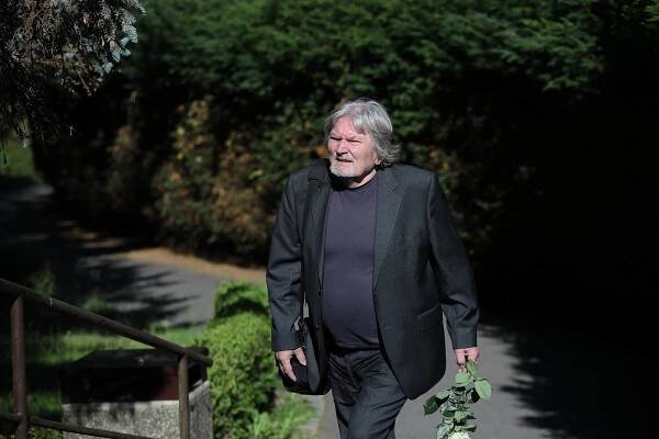 PŘÍMÝ PŘENOS: Pohřeb Stanislava Fišera (†90), dabéra Vinnetoua a Růžového pantera