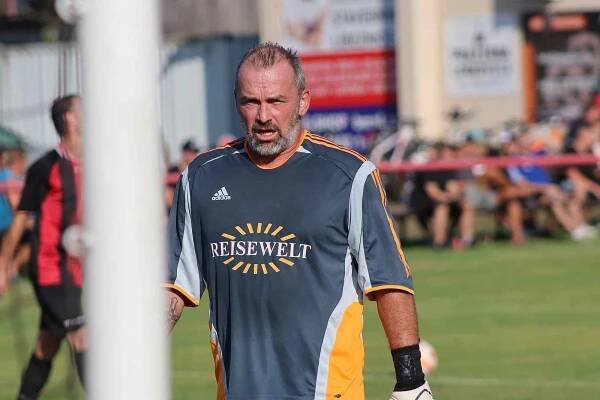 Fotbalisté FC Lobkovice prohráli v úvodním kole okresního přeboru s Viktorií Všestudy 0:3. Za domácí oprášil mistrovské rukavice někdejší brankář Sparty Jaromír Blažek, za hosty nastoupil poprvé rovněž exligista Tomáš Rada.
