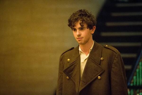 Nepříteli nablízku - Epizoda 2 - Z filmu - Freddie Highmore