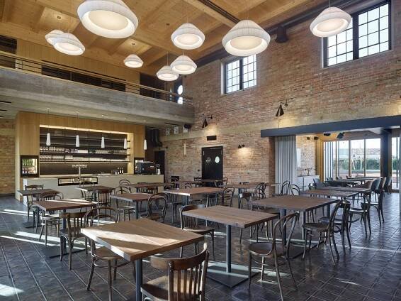 Cihelný mlýn proměnili v příjemné bistro a kavárnu. Po komunistech byl na odpis