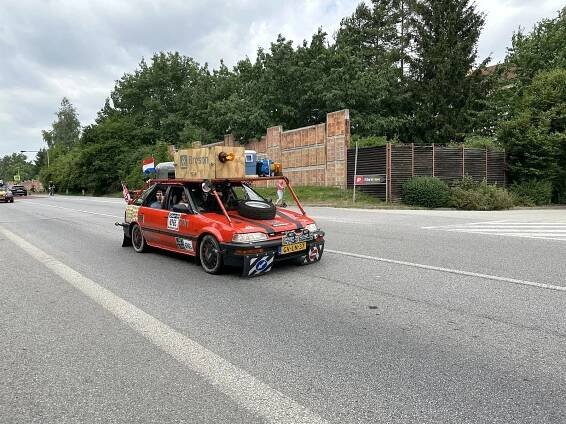 Rohatá i chlupatá auta. Třeboní projel nejbláznivější závod světa Carbage run