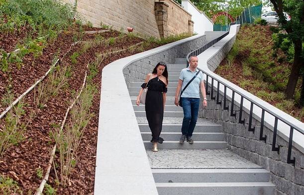VIDEO: Park u Ježíška v Plzni má nové žulové schodiště a osvětlení - regiony.impuls.cz