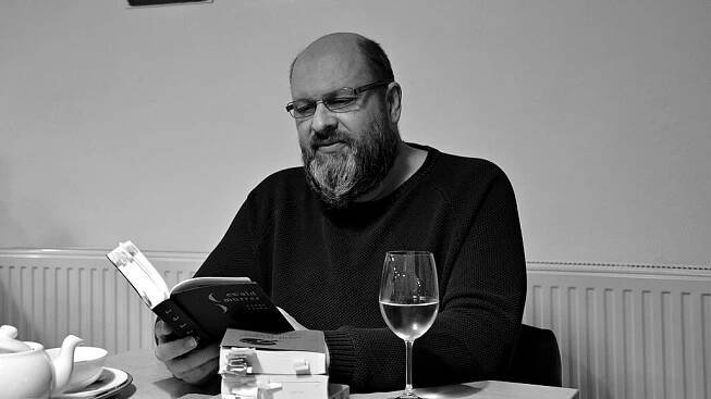 RECENZE: Nemocný měsíc básníka Ewalda Murrera zmámí smysly - iDNES.cz