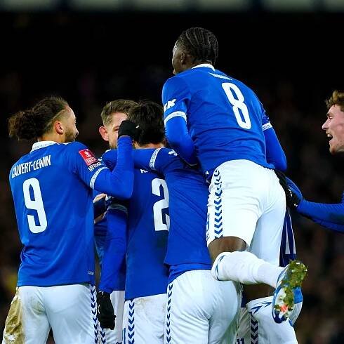 Andre Gomes free-kick earns Everton FA Cup replay victory over Crystal Palace