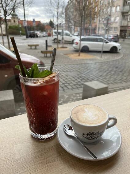 Snídaně či brunch pro 1 nebo 2 os. ve Vršovicích: vejce benedikt, uzený losos, lívance, káva, limonáda
