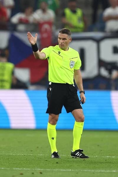FOTO: Istvan Kovacs rozdal 16 žlutých karet. – stránka 1