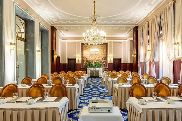 Vor der Tafel im Tagungsraum Köln steht ein Beamer auf einem kleinen Tisch