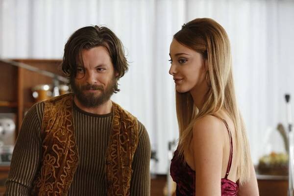 Aquarius - Everybody's Got Something to Hide Except Me and My Monkey - Z filmu - Gethin Anthony, Emma Dumont