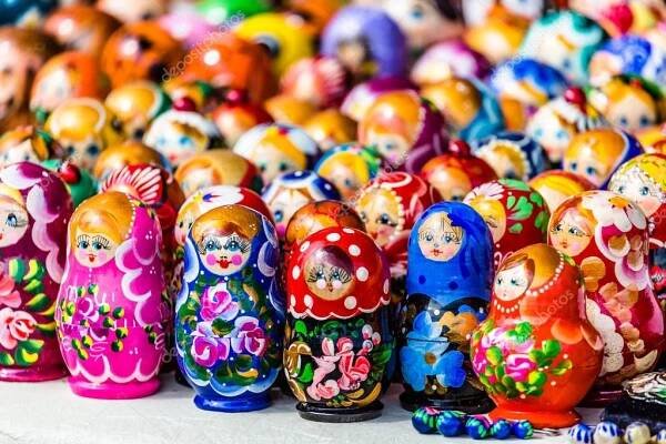 Stáhnout - Barevné ruské hnízdící panenky matreshka na trhu. matrioshka hnízdící panenky jsou nejoblíbenější suvenýry z Ruska. — Stock obrázek