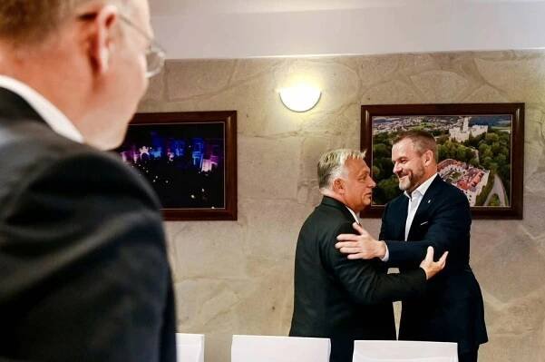 Mladík odmítl podat ruku prezidentovi Pellegrinimu. Fico se rozzuřil: „Někdo tu potřebuje tři facky“
